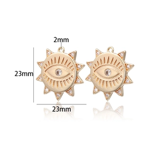 Vue détaillée du pendentif œil en or de 23 mm avec oxyde de zirconium serti