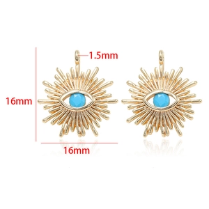 Détail du pendentif soleil œil protecteur plaqué or avec zircon bleu et dimensions 16mm