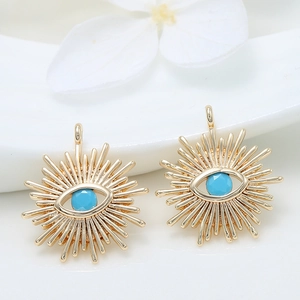 Pendentifs œil maléfique dorés avec turquoise bleue et design rayons de soleil chic