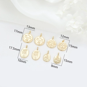 Comparaison de taille de breloques soleil et rose dorées de 13x17mm à 9x15mm de dimensions