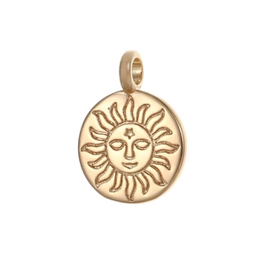 Pendentif médaillon soleil vintage doré avec visage céleste en relief et détails d'étoiles