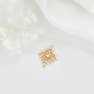 Detailweergave van de 14k vergulde zirkoon vierkante connector voor sieraden