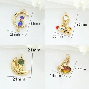 Détails des pendentifs chat, astronaute et cygne avec dimensions précises