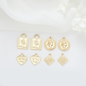 Set de colgantes de moneda dorados de 14k con Isabel II y varios patrones vintage