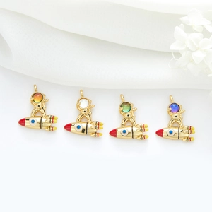 Détail de quatre pendentifs astronaute et fusée avec casques en pierre œil de chat