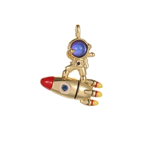 Goldener Astronaut auf Rakete Anhänger mit bunten Emaille-Details auf weißem Grund