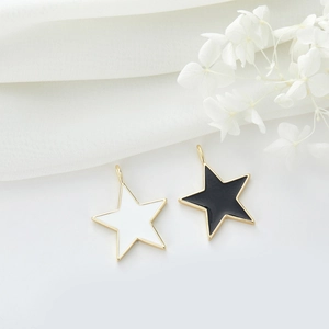 Pendente a stella minimalista placcato oro 14k con elegante finitura smaltata bianca e nera