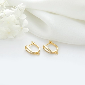 Détail de boucles d'oreilles créoles plaquées or 14k avec micro-pavé de zircon