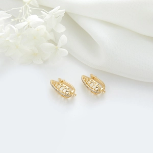 Détail de boucles d'oreilles dorées 14 carats avec zircons et petites boucles DIY