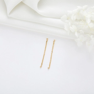 Elegante vergulde sieraden verlengkettingen met ronde lussen op witte zijden achtergrond