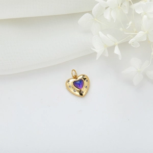Detalle del colgante corazón de oro de 14k con piedra ojo de gato y microcirconitas fijas