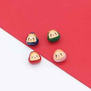 Gedetailleerd beeld van kleurrijke emaille Daruma-bedeltjes voor doe-het-zelf sieraden