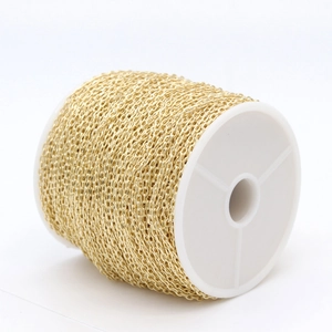 Macro detail van de 14k vergulde O-ketting op rol voor DIY sieraden maken materiaal