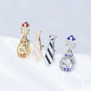 Barock-Accessoires in Instrumenten- und Krawattenform mit Emaille und Kristallen