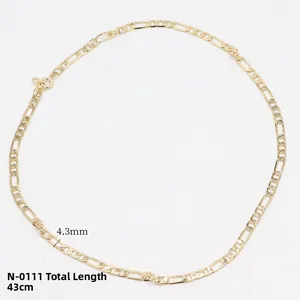 Detail der 4,3mm Gold-Figarokette mit 43cm Länge und polierter Textur auf weißem Hintergrund