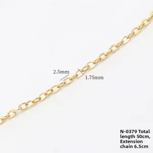 Makro-Detail einer 14k vergoldeten Figaro-Kette mit Maßen von 2,5 mm x 1,75 mm für DIY-Schmuck
