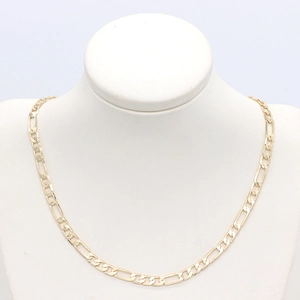 Elegante 14k vergoldete Figaro-Gliederkette an einer weißen Halsbüste präsentiert