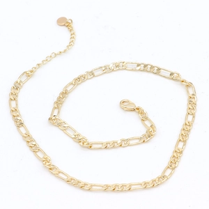 Nahaufnahme der 14k vergoldeten Figaro-Kette mit Karabinerverschluss und Verlängerung