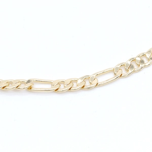Detail der 14k vergoldeten Figaro-Kette mit der polierten 3+1 Gliederstruktur