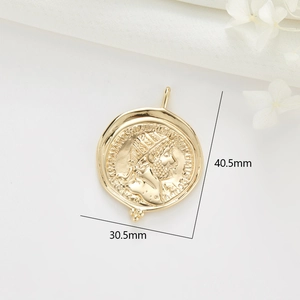 Pendentif pièce dorée vintage avec relief romain et dimensions de 40,5 mm x 30,5 mm