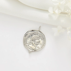 Pendentif pièce romaine argentée vintage avec relief César et gravure minimaliste