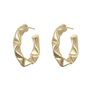 Boucles d'oreilles clous dorées en forme de C avec texture métallique froissée d'art