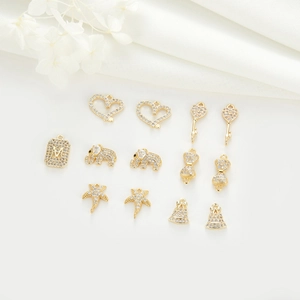 Détails des breloques DIY plaquées or 14 carats serties de pierres en zircon blanc