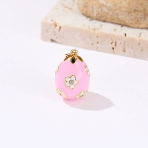 Macro di ciondolo uovo di Pasqua placcato oro 14k con smalto rosa e dettagli floreali