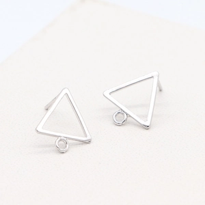 Vue macro de boucles d'oreilles triangles argentées avec anneau pour création bijoux