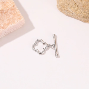 Detailansicht des silbernen Kleeblatt-Knebelverschlusses für DIY-Halsketten und Armbänder