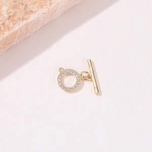 Détail macro du fermoir à bascule doré avec zircone micro-pavé pour bijoux faits main