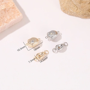 Dettaglio di chiusure magnetiche placcate oro 14k con zirconi per gioielli fai-da-te