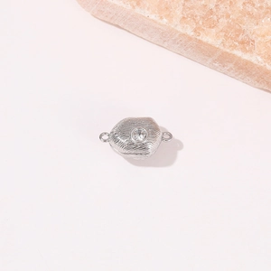 Dettaglio della chiusura magnetica argentata con zircone per creazione di gioielli