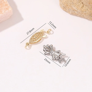 Makroansicht von 14K Gold- und Silber-Schmuckverschlüssen mit präzisen Größenangaben
