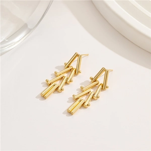 Makroaufnahme der französischen Vintage Gold-Metall-Ohrringe in minimalistischer Szene