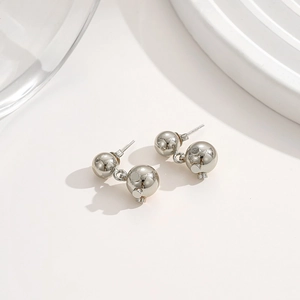Nahaufnahme französischer Vintage-Ohrstecker aus Silber mit metallischen Doppelkugeln