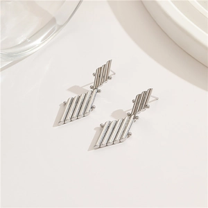Polierte silberne geometrische Ohrringe mit minimalistischen parallelen Metallstäben Design