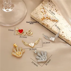 Détail de pendentifs cœur et paume plaqués or 14K avec inserts en zircon et dimensions