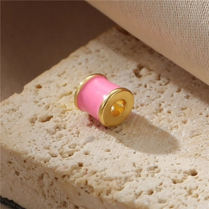 Macro-opname van 14K vergulde roze emaille kralen voor doe-het-zelf sieraden maken