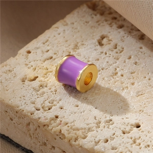 Detailopname van een 14K vergulde paarse emaille kraal voor DIY-sieraden maken