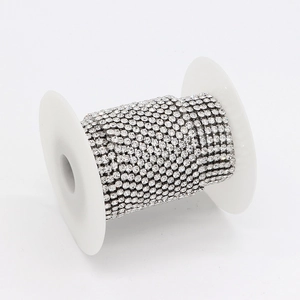 Detailopname van de sprankelende zirkoon strass ketting op een witte plastic spoel