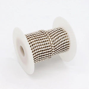 Macro-opname van glinsterende zirkoonketting met gouden basis op een witte spoel