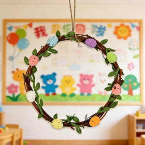 Couronne de Pâques avec œufs macaron colorés et feuilles vertes sur base de vigne