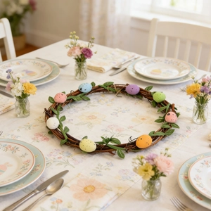 Couronne de Pâques avec œufs colorés et feuilles vertes sur vigne naturelle pour déco maison