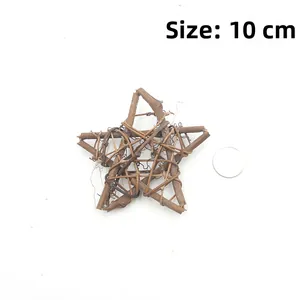 Vue détaillée d'une étoile de Noël en bois naturel de 10 cm au style rustique