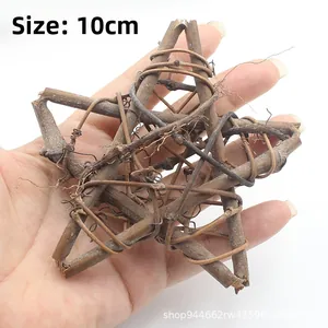 Vue détaillée d'une étoile rustique de 10cm faite à la main en branches de bois naturelles
