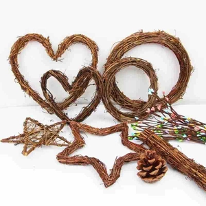 Détail de couronnes en rotin naturel en forme de cœur, étoile et cercle pour déco de Noël DIY