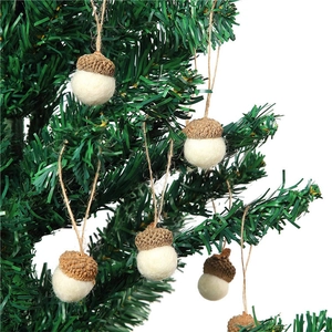 Ghiande in feltro di lana bianca con cappucci naturali su ramo d'albero di Natale