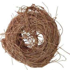 Couronne en rotin naturel séché pour décoration de Noël DIY sur fond blanc pur