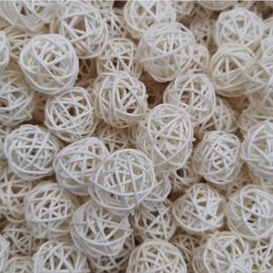 Gros plan détaillé des boules de rotin blanc de 3 cm pour la décoration et l'artisanat